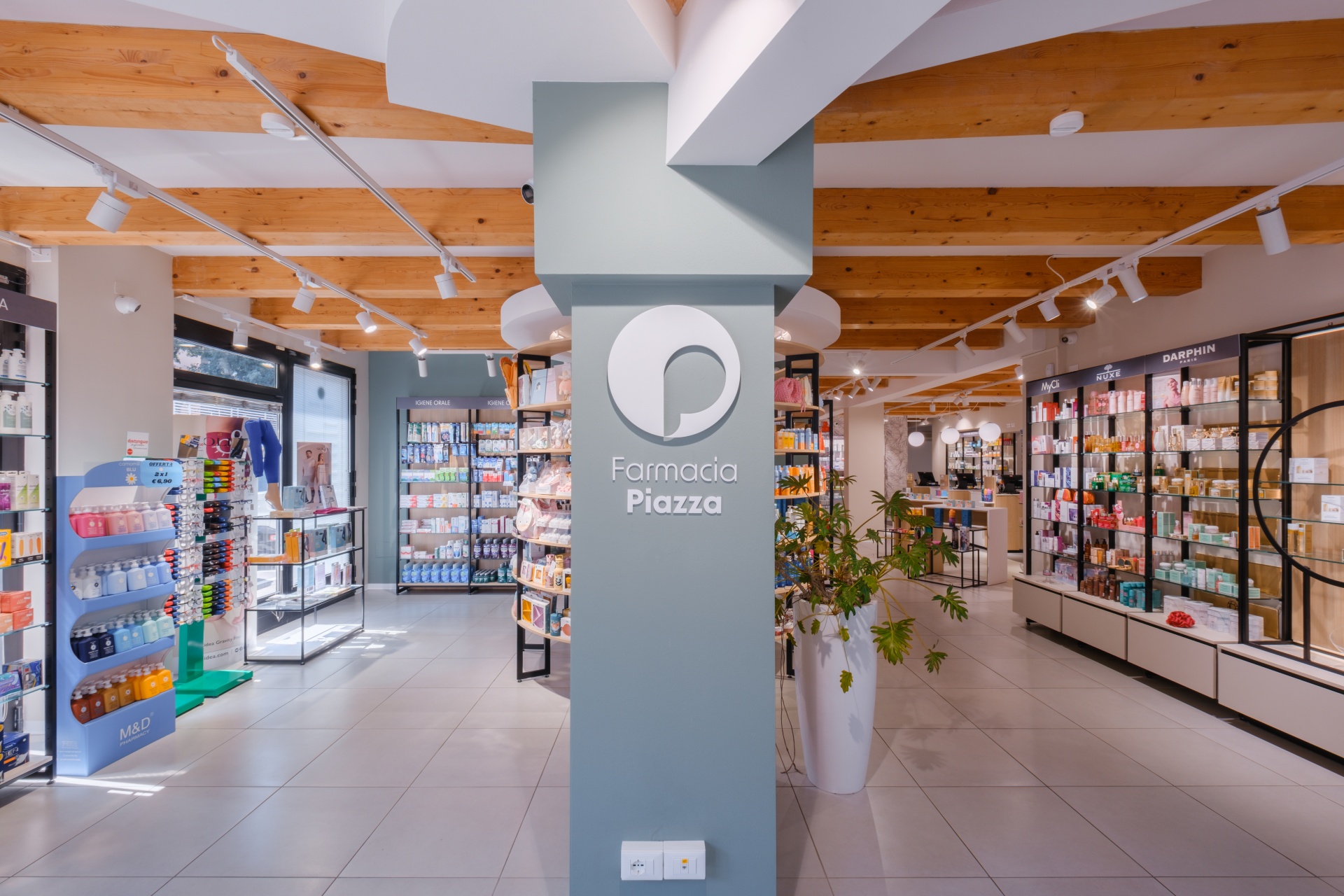Interno farmacia piazza
